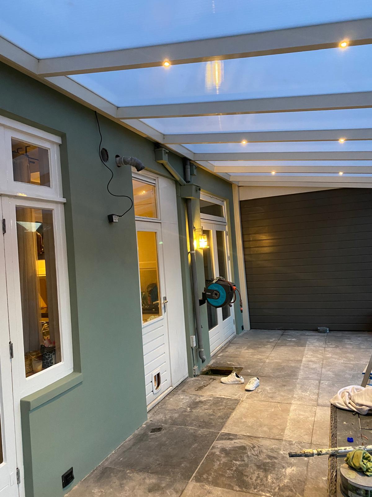 Buitenschilderwerk van een veranda met groen geschilderde wand